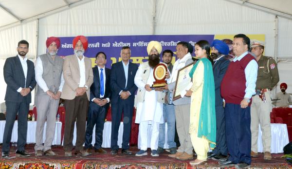 Sh. Barjinder Singh Kang receiving award from S. Gurmeet Singh Khuddian, Cabinet Minister 